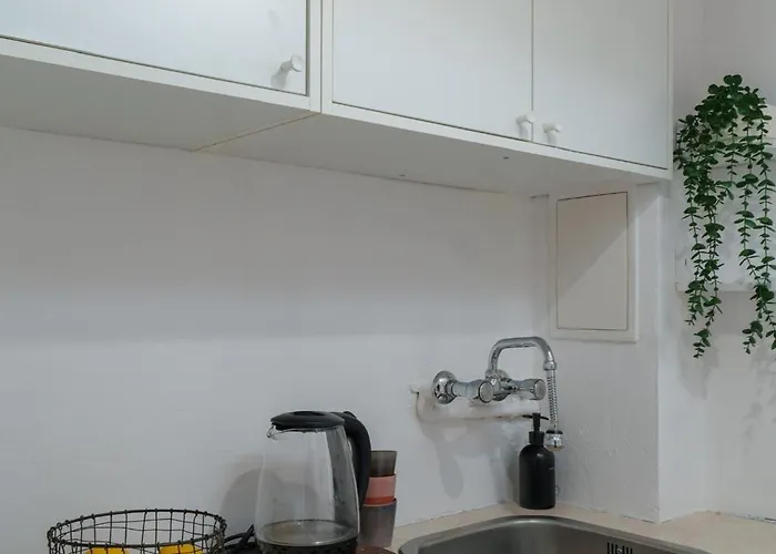 Lyna Gold - Manhattan View